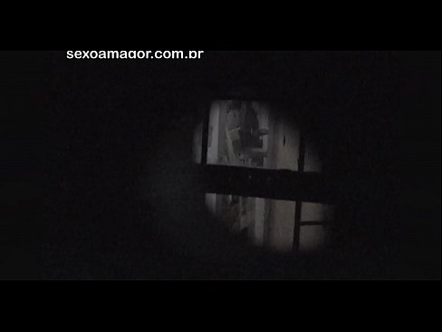 ❤️ Sarışın, içi boş tuğlaların arkasına gizlenmiş bir mahalle röntgencisi tarafından gizlice videoya alınır ️❌ Porno videosu bizde ❌